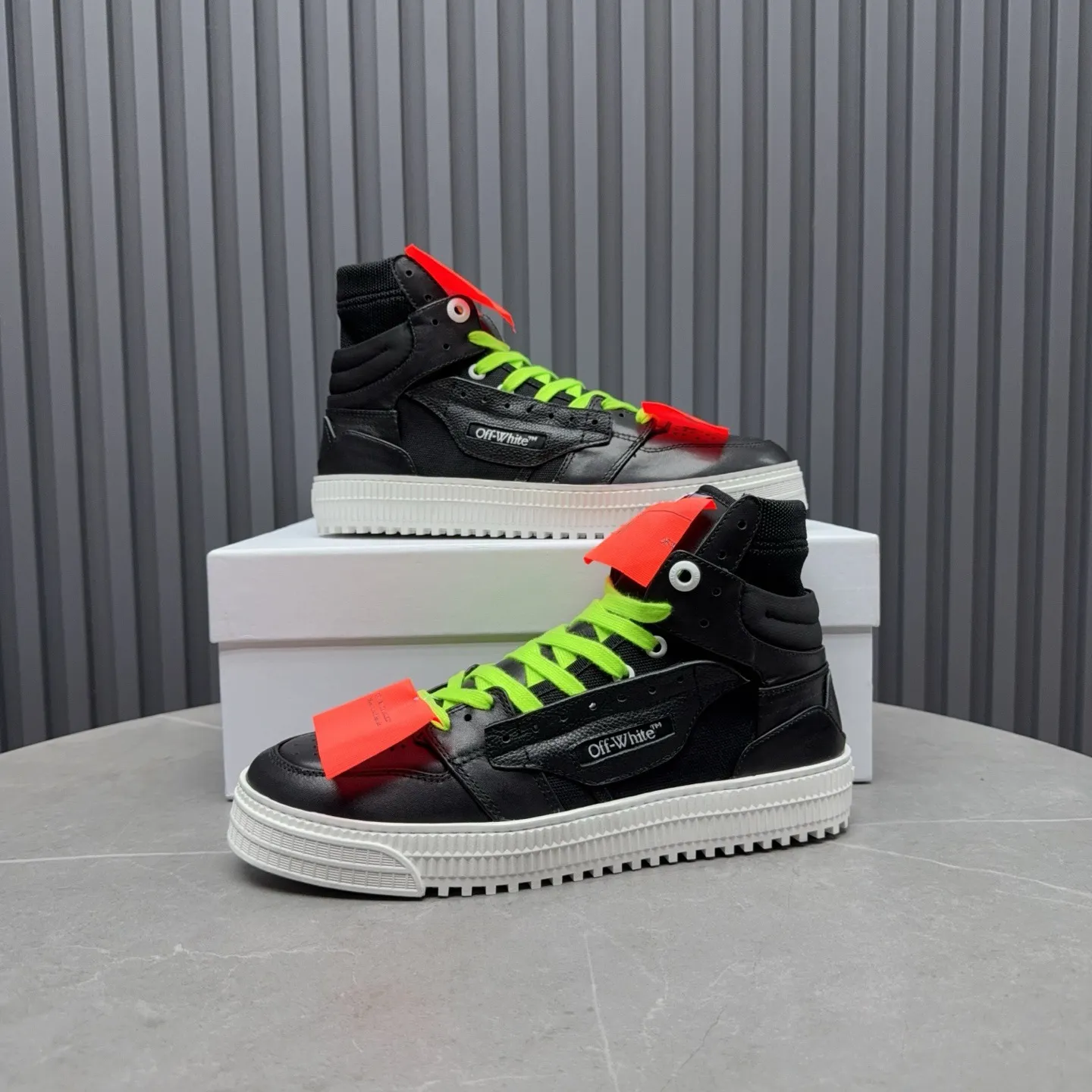 Men's shoes💰740 OFF WHITE ⚡️Couple style⚡️The latest spring style street casual shoes, released with the highest quality version on the market👊Series original mold opening, original lasting, production technology 1:1 original version➰🔜The best choice for more and more celebrities and Internet celebrities🔸In the classics Changes in the code🔸Innovate in the trend🔸Strive to break away from the shackles of bad street design🔝Although he is not the originator of fashion design, he is definitely a shining dark horse in avant-garde design🐴🆙Do not follow the trend🔅Not universal beauty🔅 Fabric💯First-layer cowhide Lining💯Imported skin-friendly and environmentally friendly polyester mesh Foot pads💯Original molded high-elastic environmentally friendly molding pads Midsole💯Made with original last-last technology Outsole💯Rubber outsole Packaging💯Official website synchronizes full set of packaging (brand wrapping paper, brand certificate, brand cloth bag) Code numbers 35-44, 45 46 Customized